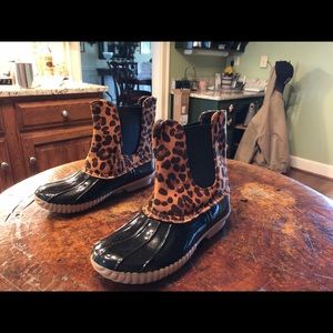 Rubber boot with suede leopard print